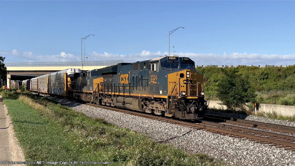 CSX 3324 leads M216.